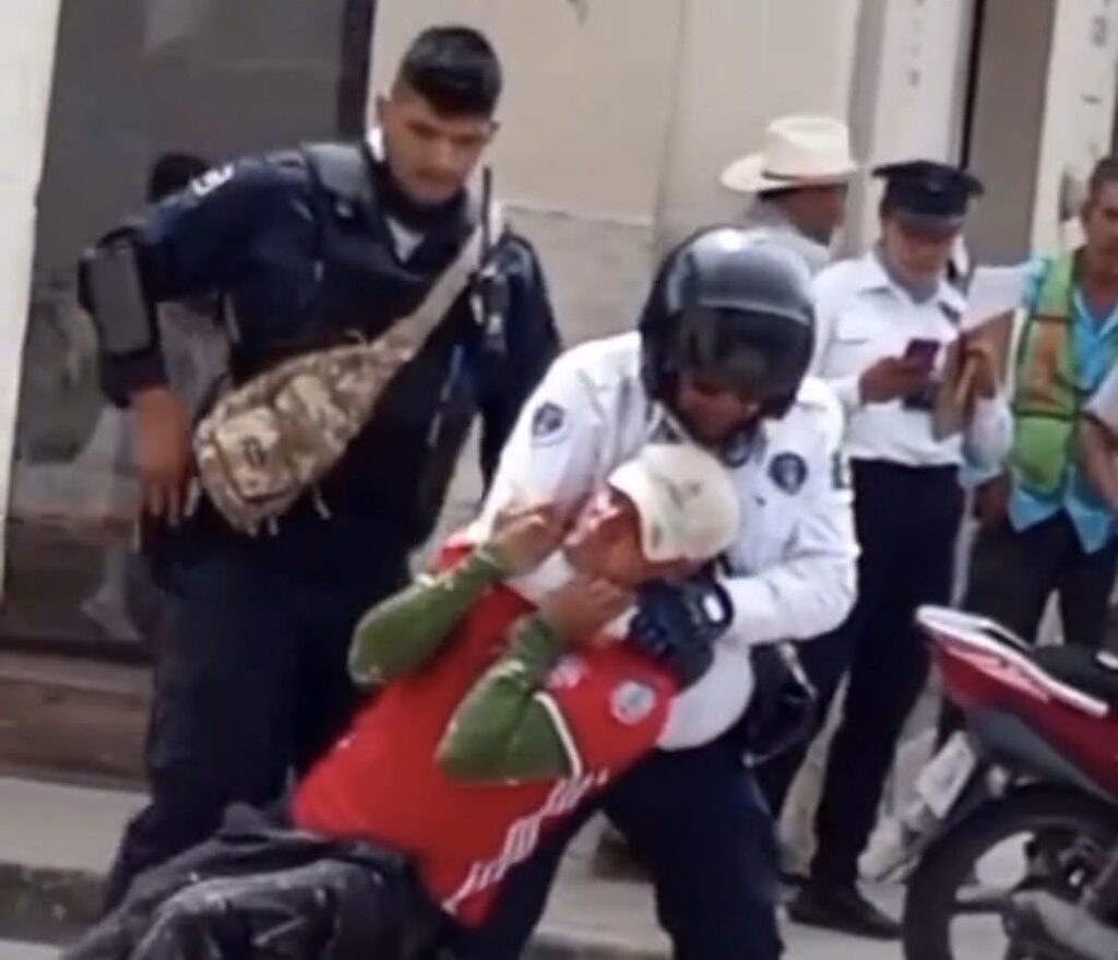 Suspenden a policía vial tras agresión a motociclista en Ameca