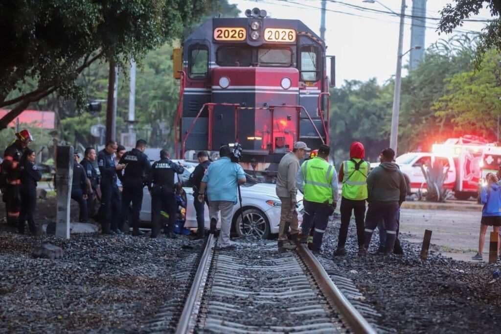 Tren arrolla automóvil en Guadalajara