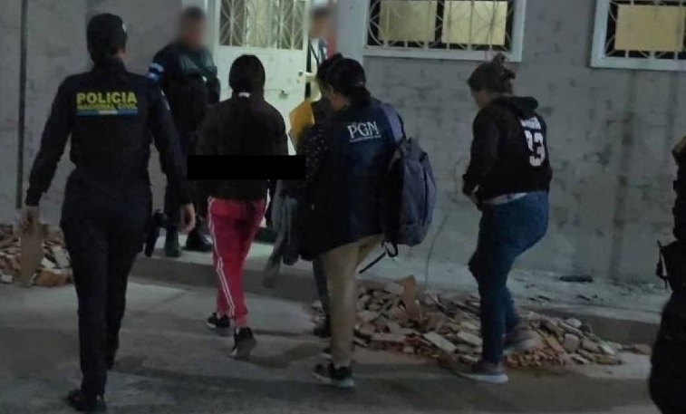 Niña de 11 años apuñala a su maestro dentro del aula