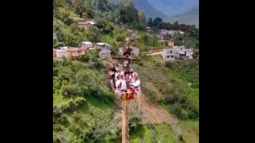 VIDEO: Voladores de Papantla sobreviven momento crítico a 20 metros de altura