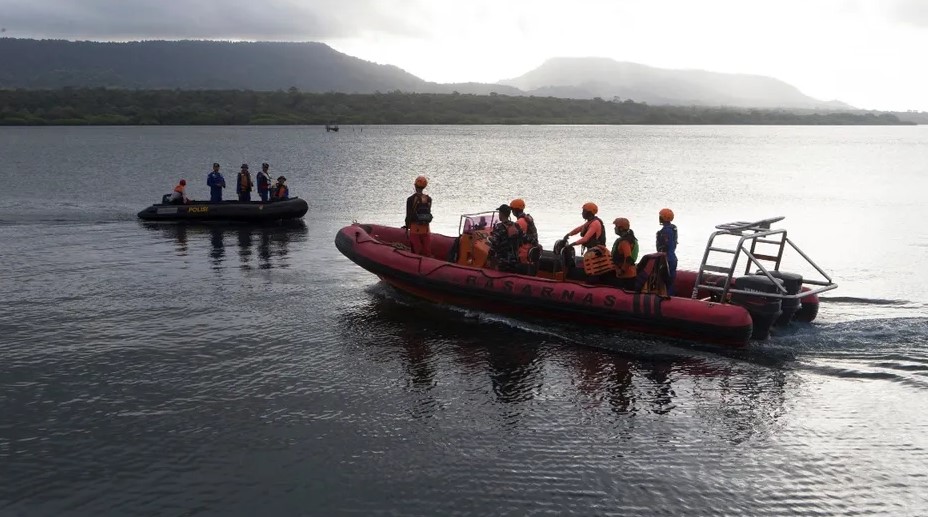 Desaparecen 30 personas tras naufragio de ferry en Indonesia; intensifican búsquedas