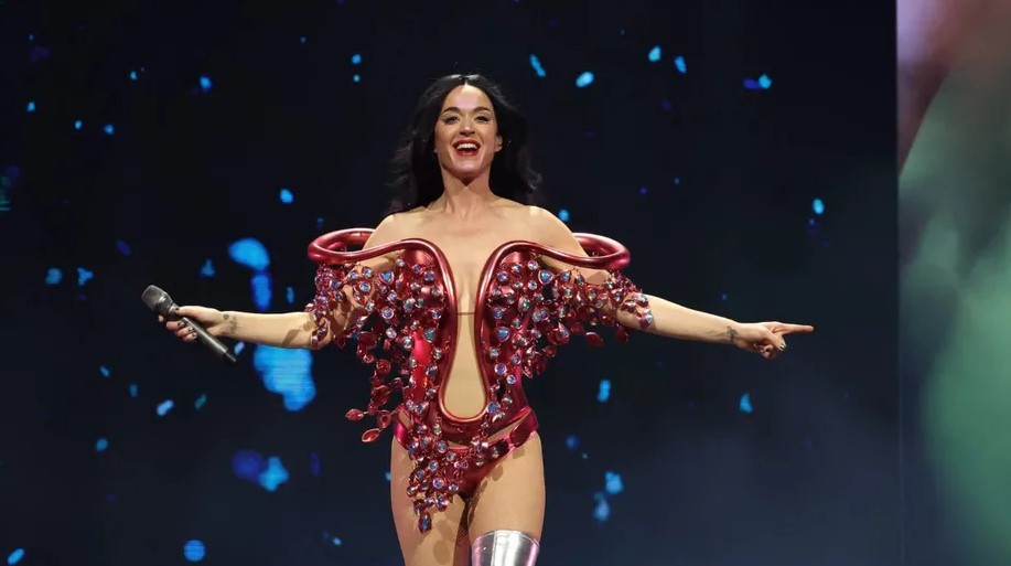 Katy Perry casi cae en pleno show