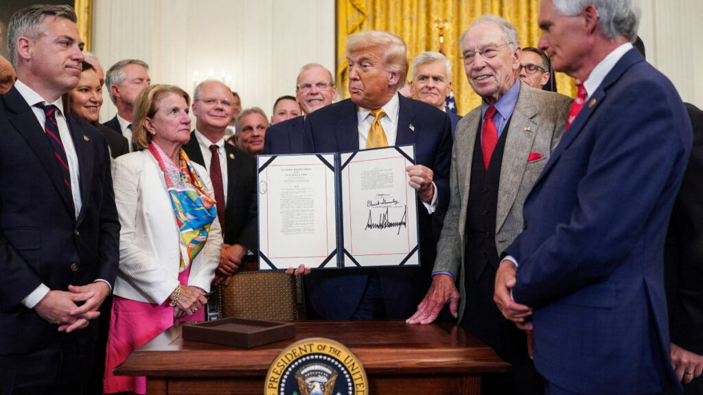Trump firma ley contra el fentanilo y lanza advertencia a cárteles mexicanos
