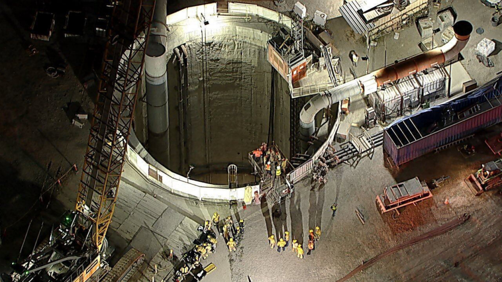 Rescatan a 31 obreros atrapados tras derrumbe en túnel de Los Ángeles