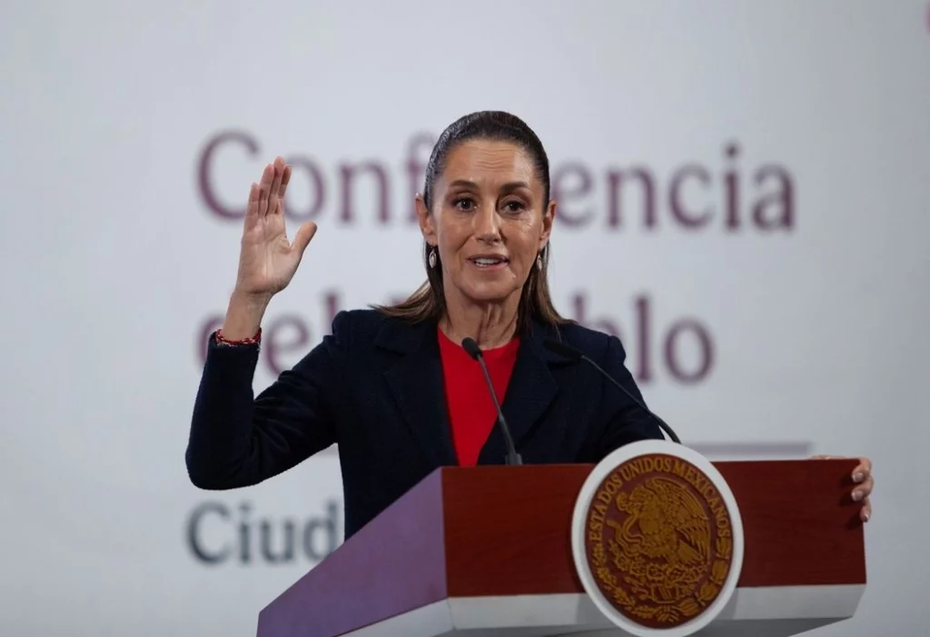 Sheinbaum reacciona a señalamientos contra Peña Nieto por sobornos en caso Pegasus