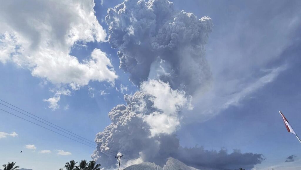 VIDEO: Violenta erupción del volcán Lewotobi obliga evacuaciones y paraliza vuelos en Indonesia