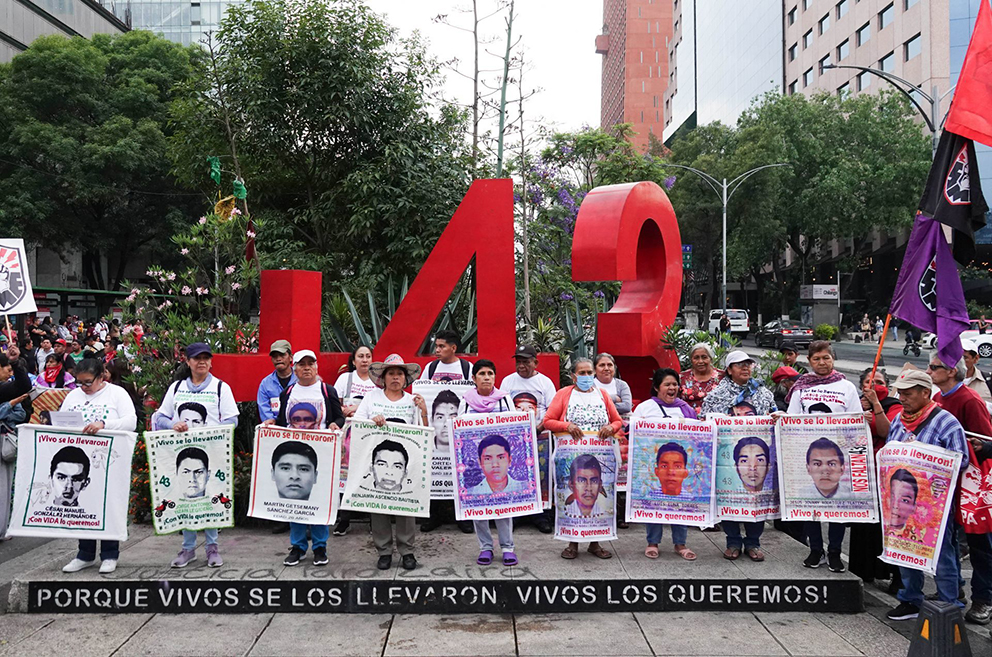 Padres de los 43 normalistas se reunirán con Sheinbaum el martes; piden acceso a archivos del Ejército