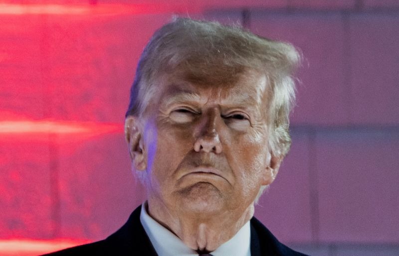 Trump amenaza con demanda al WSJ por carta a Epstein