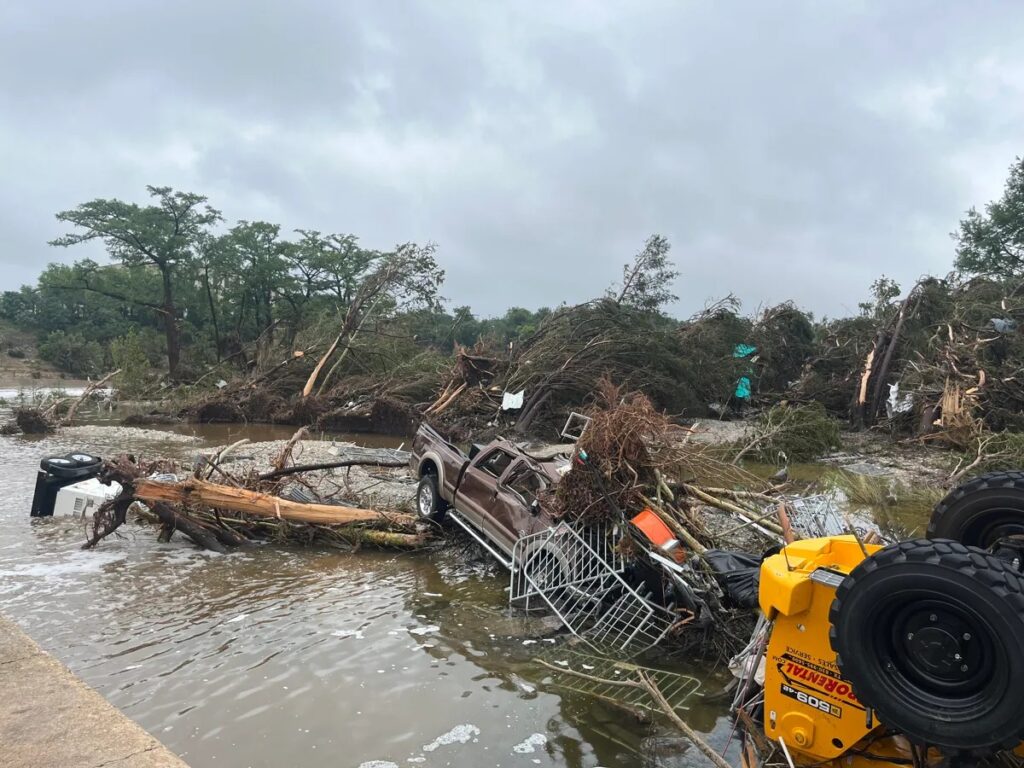 Suman 68 muertos por inundaciones en Texas; Trump firma declaración de emergencia