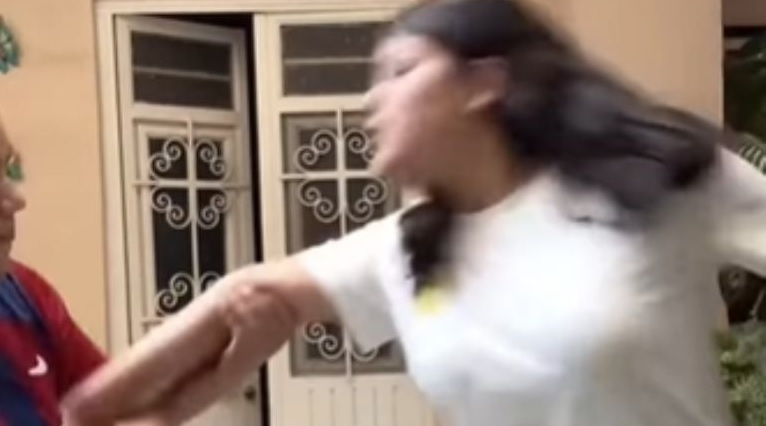 VIDEO: Joven le disloca el brazo a su hermana al grabar un trend de TikTok