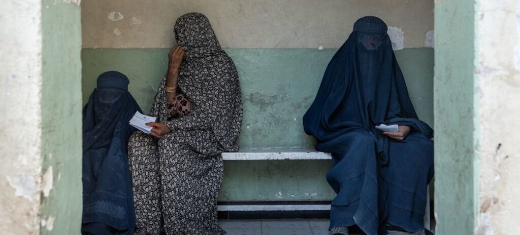 ONU denuncia arrestos de mujeres y niñas en Afganistán por no usar hiyab