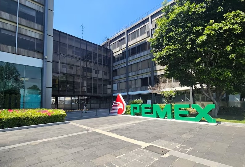 Fitch evalúa mejorar la calificación de Pemex