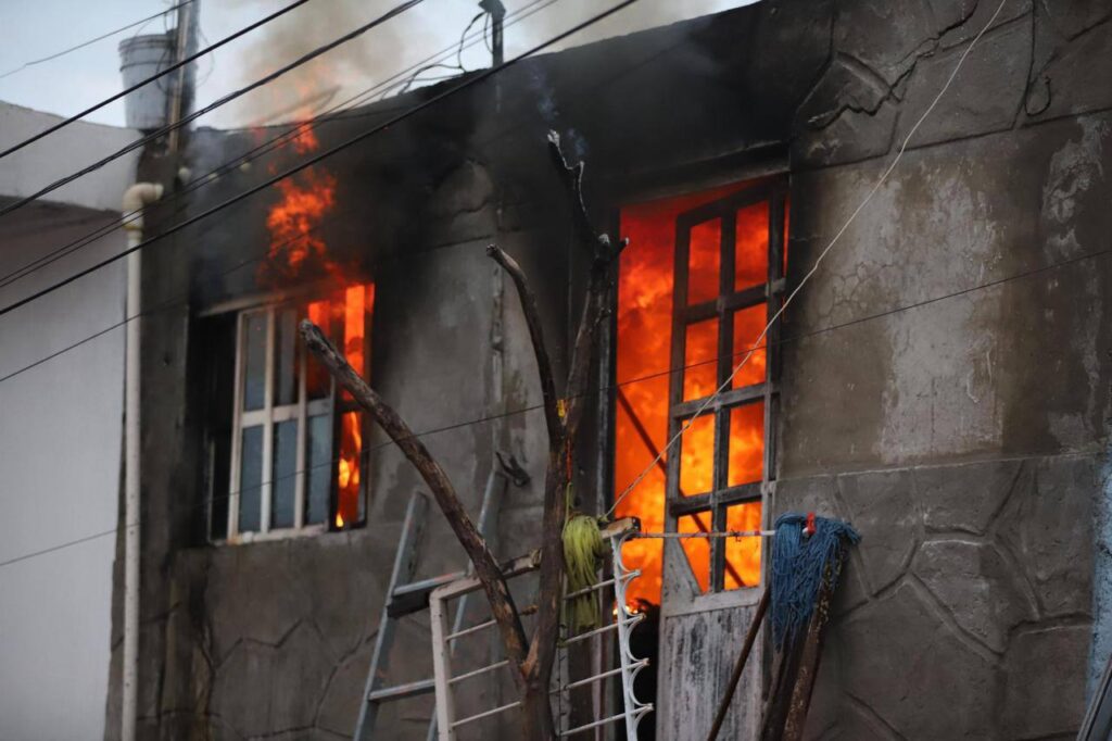 Joven muere en incendio dentro de vivienda en Guadalajara