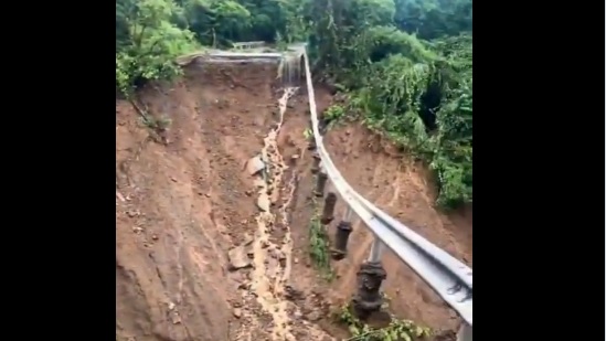VIDEO: La tierra se tragó la carretera: Impactante socavón en China tras lluvias torrenciales