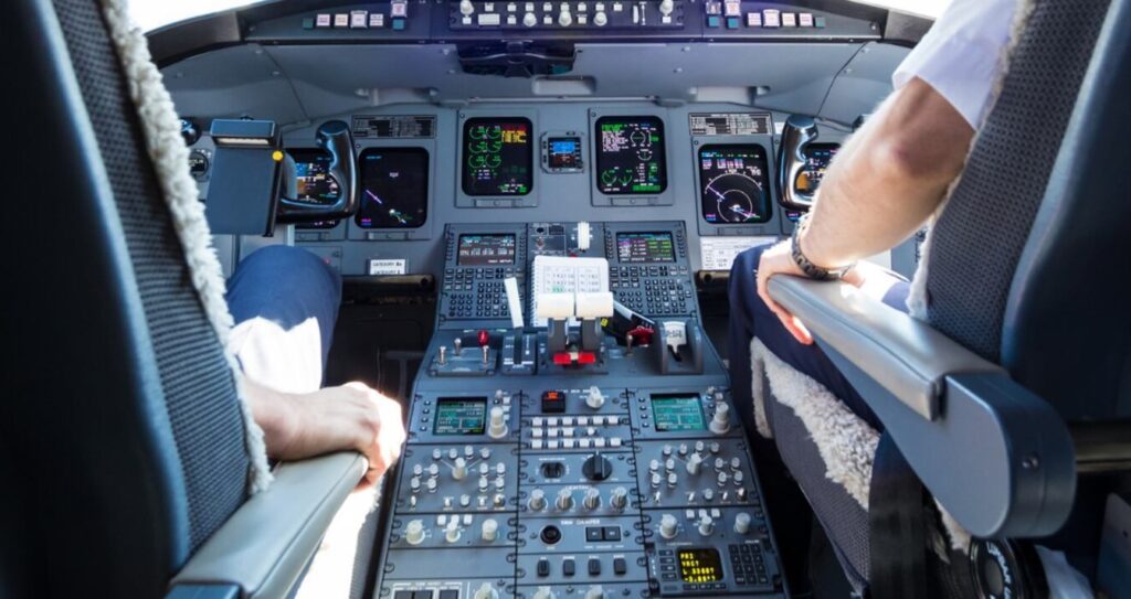 Piloto mexicano cautiva a pasajeros con anuncio lleno de humor