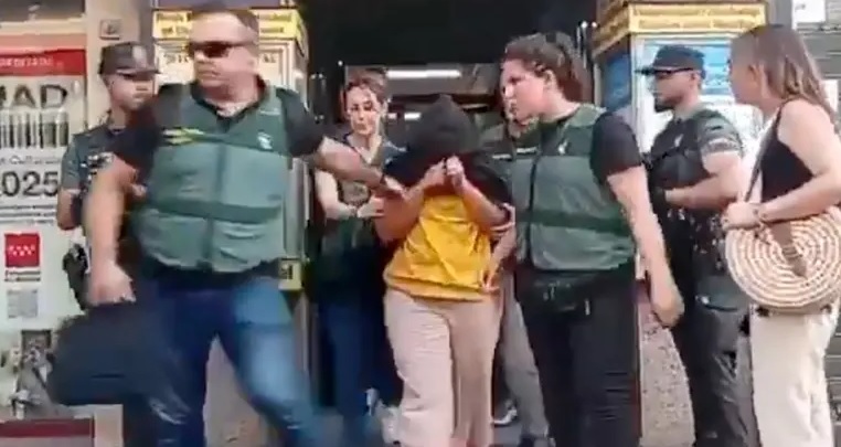 VIDEO: Mujer es detenida por asesinar y descuartizar a su hija recién nacida; el cuerpo fue hallado en un vertedero