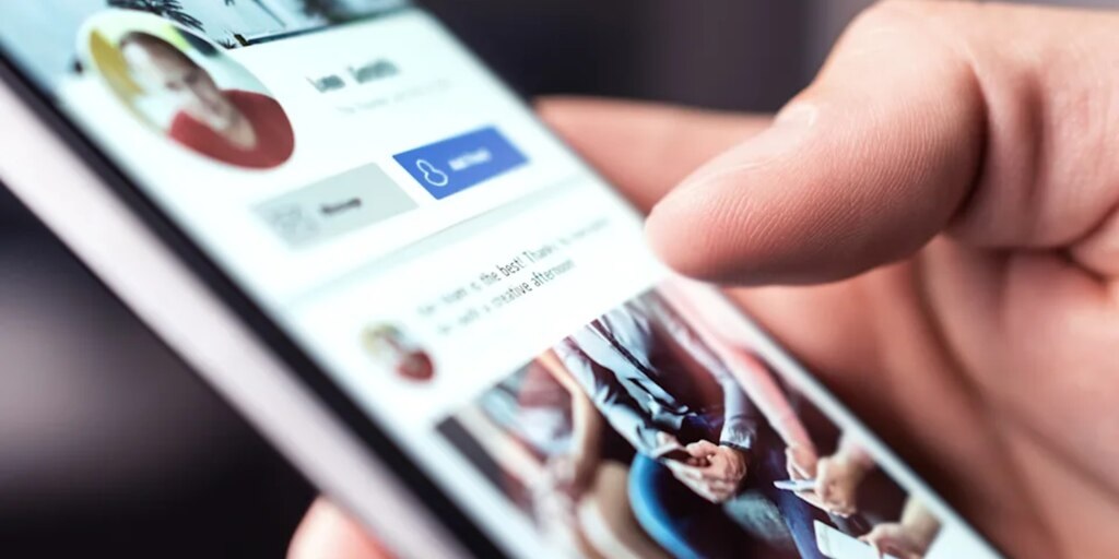 ¿Por qué no puedes dejar de stalkear a tu ex (o a cualquiera)? La psicología lo explica