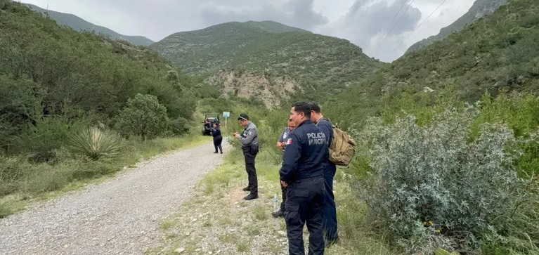 Encuentran cadáver en descomposición rodeado de símbolos satánicos en plena sierra