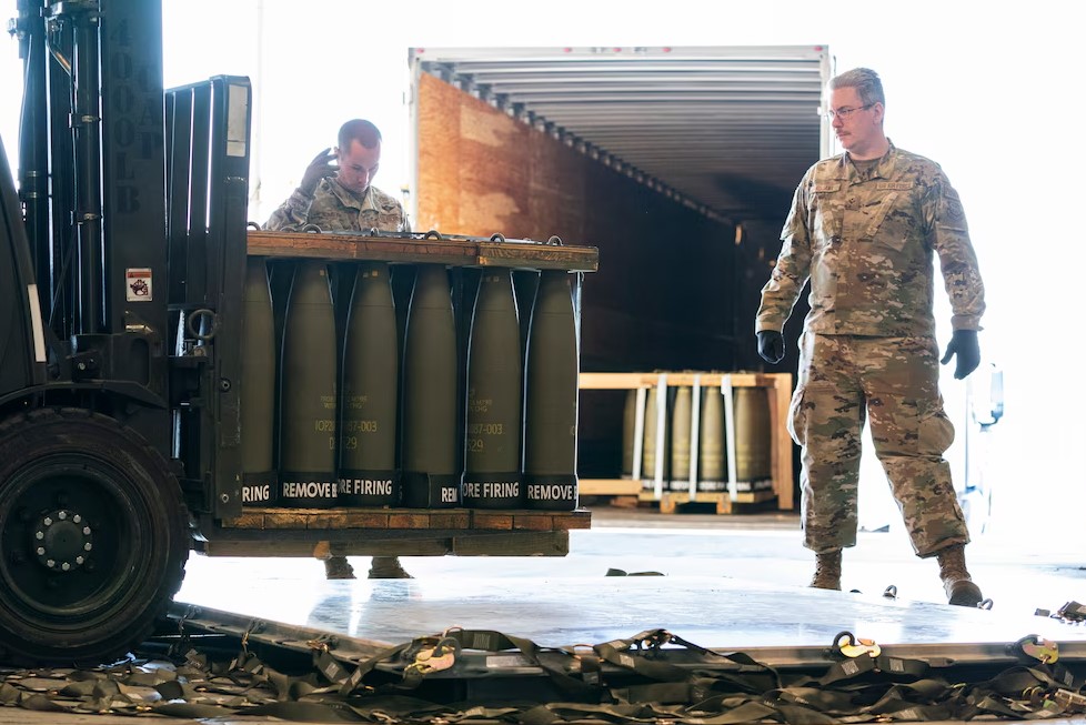 Trump congela envío de armas a Ucrania