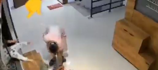 VIDEO: Descuido mortal, madre sienta a su hija junto a una ventana y la niña cae del piso 12