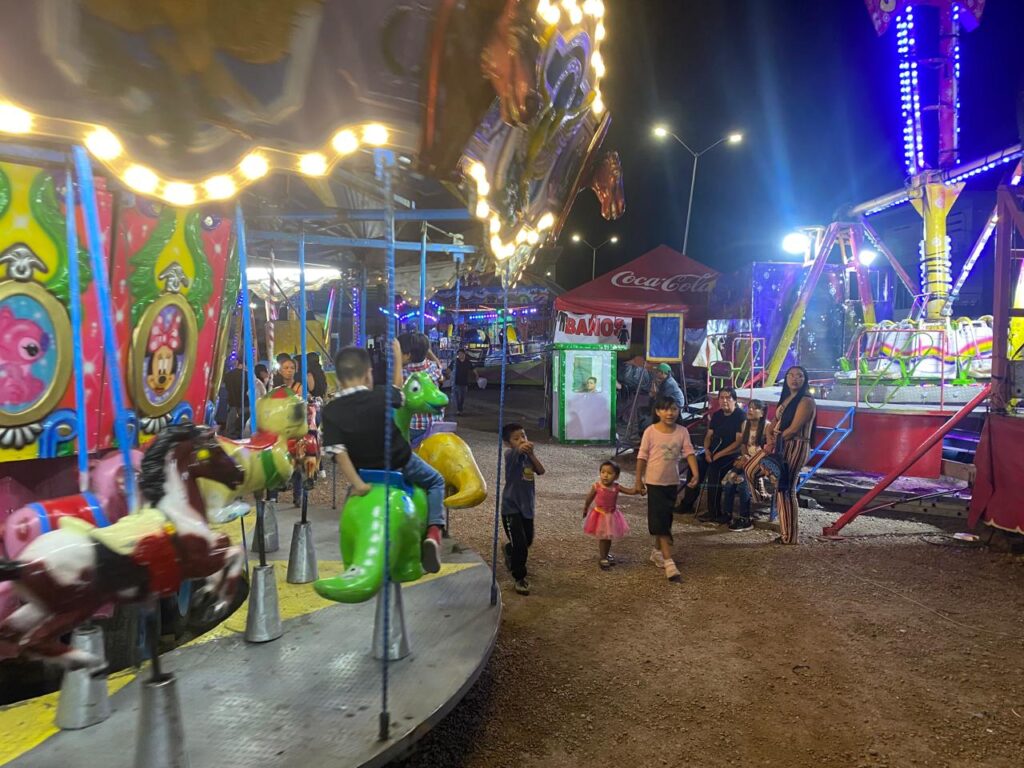 Juegos mecánicos regalan diversión a niños de escasos recursos en la Feria de Santiago