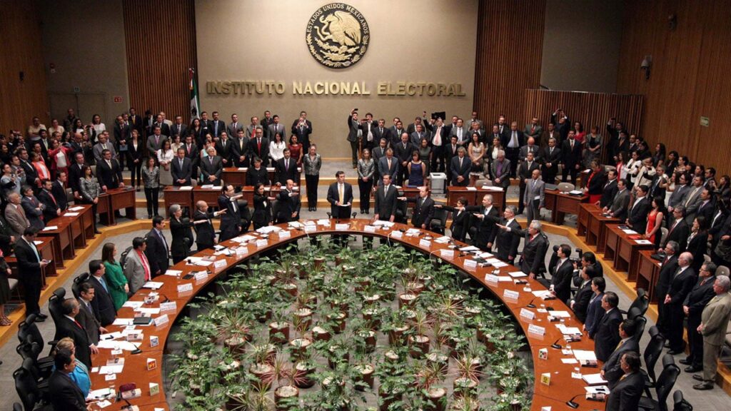 INE entrega constancias a jueces y magistrados electos