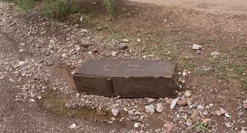 Hallan ataúd vacío y abandonado en Aldama