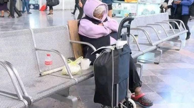 Murió abuelita que esperó durante tres años a sus hijos en Central Camionera