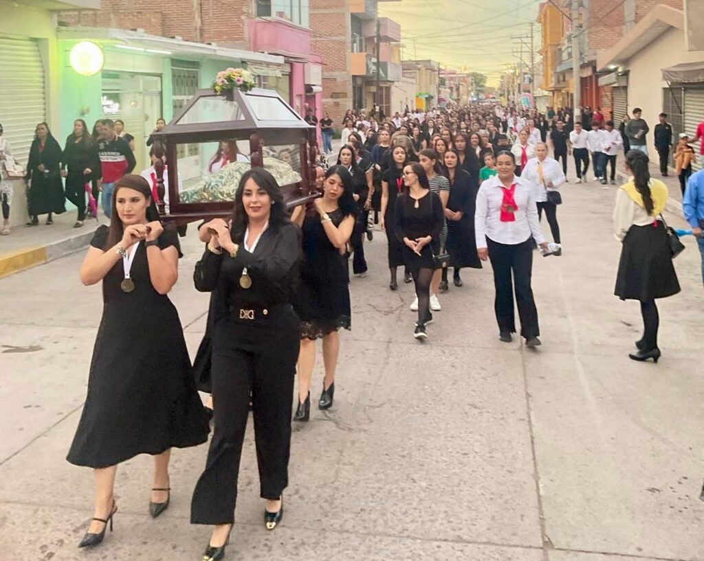 Mujeres santiagueras cargan con fe al Señor del Santo Entierro en peregrinación