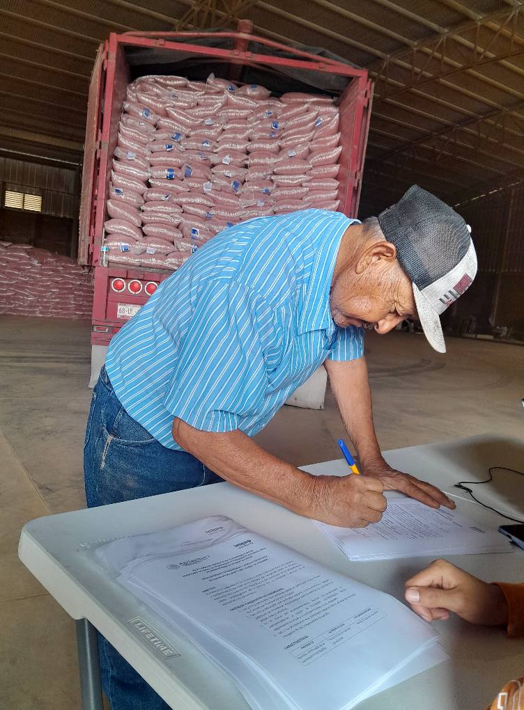 Entregan semilla certificada de frijol a productores de Escuelas de Campo en Durango