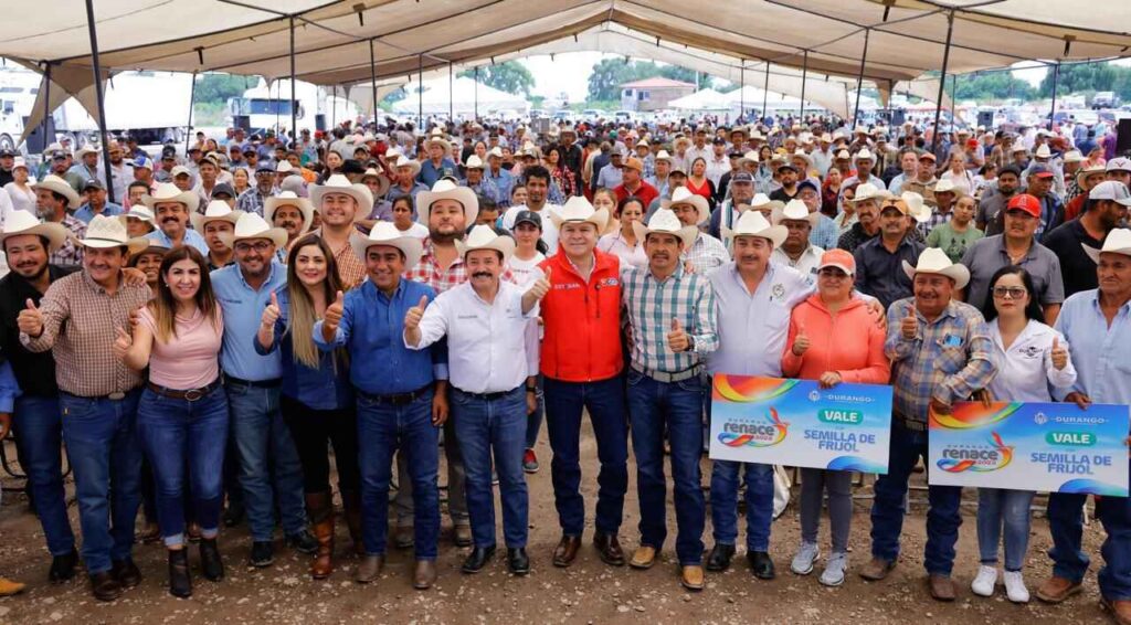 El campo es primero. Esteban y Bonifacio entregan semilla de frijol a productores del Valle