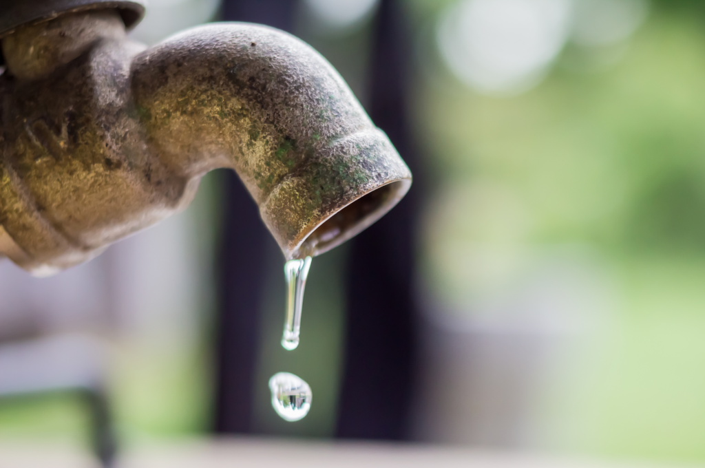 Fuga deja sin agua a 27 colonias de Guadalajara