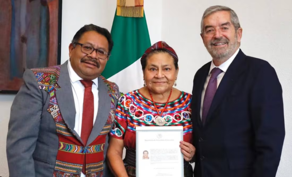 SRE entrega carta de naturalización a la activista Rigoberta Menchú