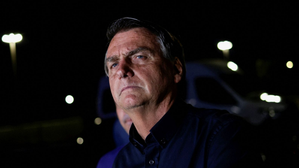 Supremo impone a Bolsonaro llevar tobillera electrónica y le prohíbe usar redes sociales