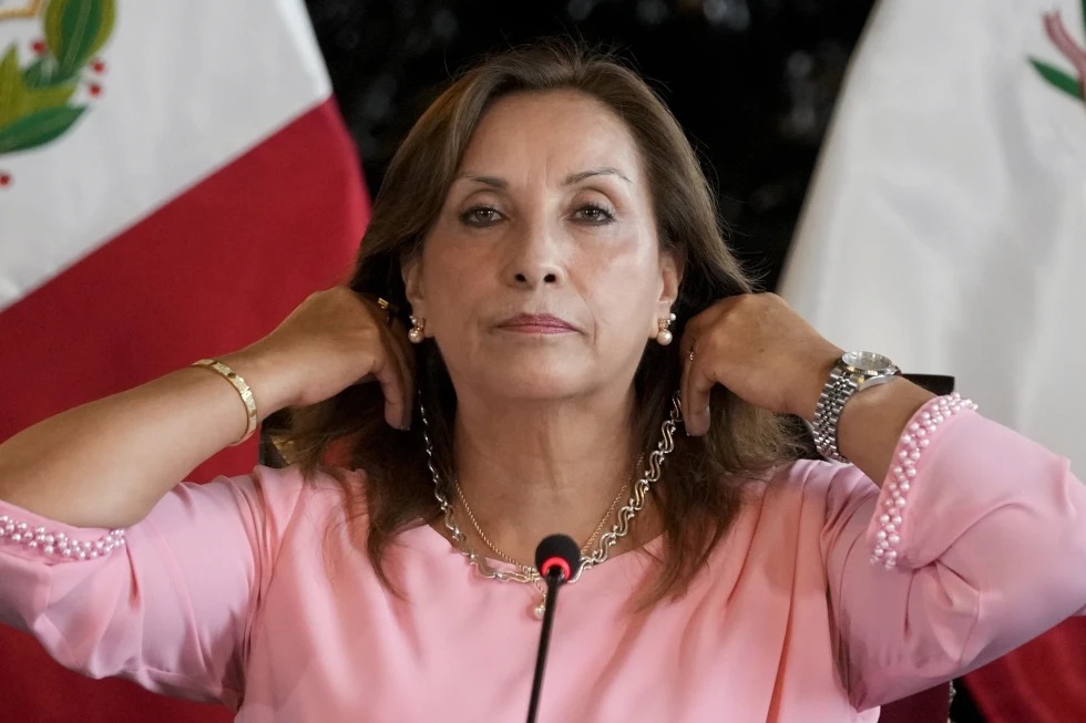 Presidenta de Perú se duplica salario mensual
