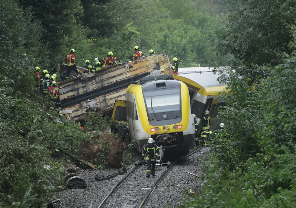 Tren de pasajeros se descarriló en Alemania; al menos cuatro muertos