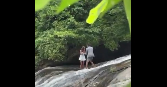 VIDEO: Propuesta de matrimonio acaba en caída por una cascada
