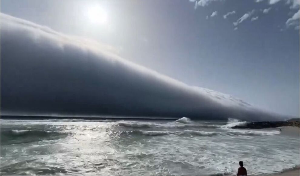 VIDEO: “Tsunami de nubes” sorprende a turistas en la playa: el cielo se transformó en una escena apocalíptica