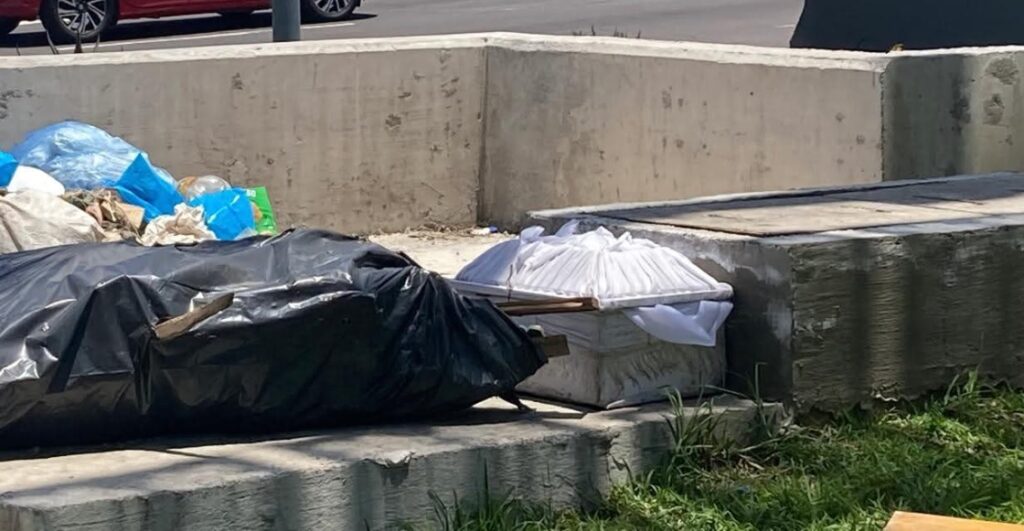 VIDEO: Hallan ataúd de bebé entre la basura