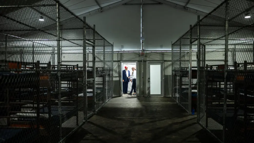 Llegan a Alligator Alcatraz los primeros migrantes entre denuncias e inundaciones