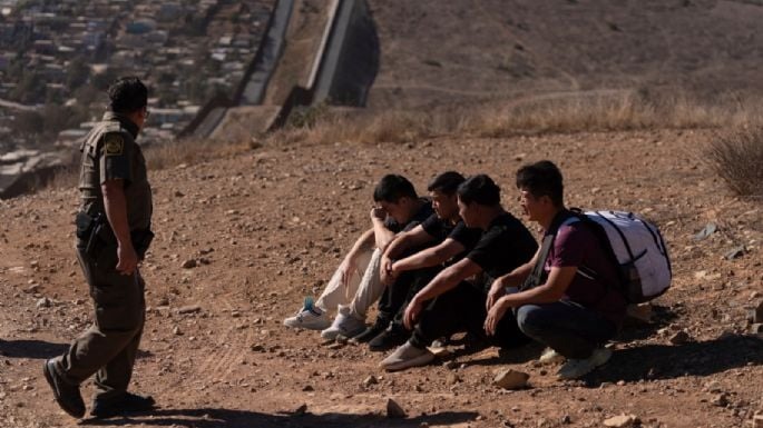 Gobierno de EU reporta baja del 12% en intentos de cruce fronterizo de migrantes