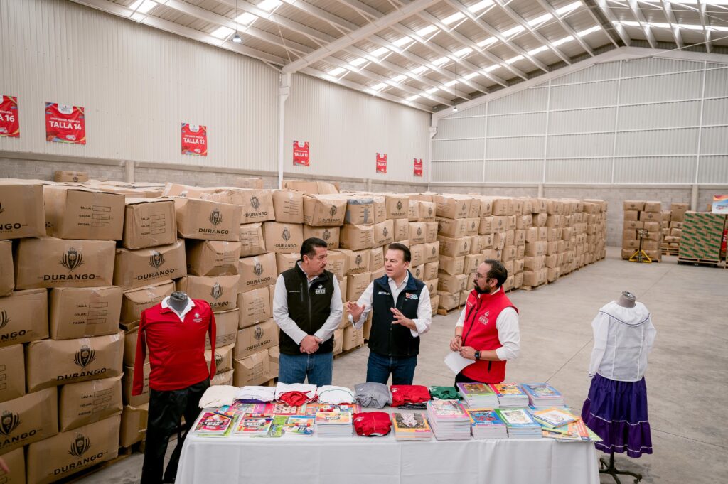 Gobernador de Durango advierte a directores: no condicionen el uso de uniformes escolares