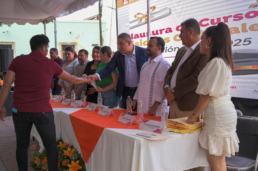 Reconocen en El Arenal el esfuerzo de egresados de talleres de capacitación