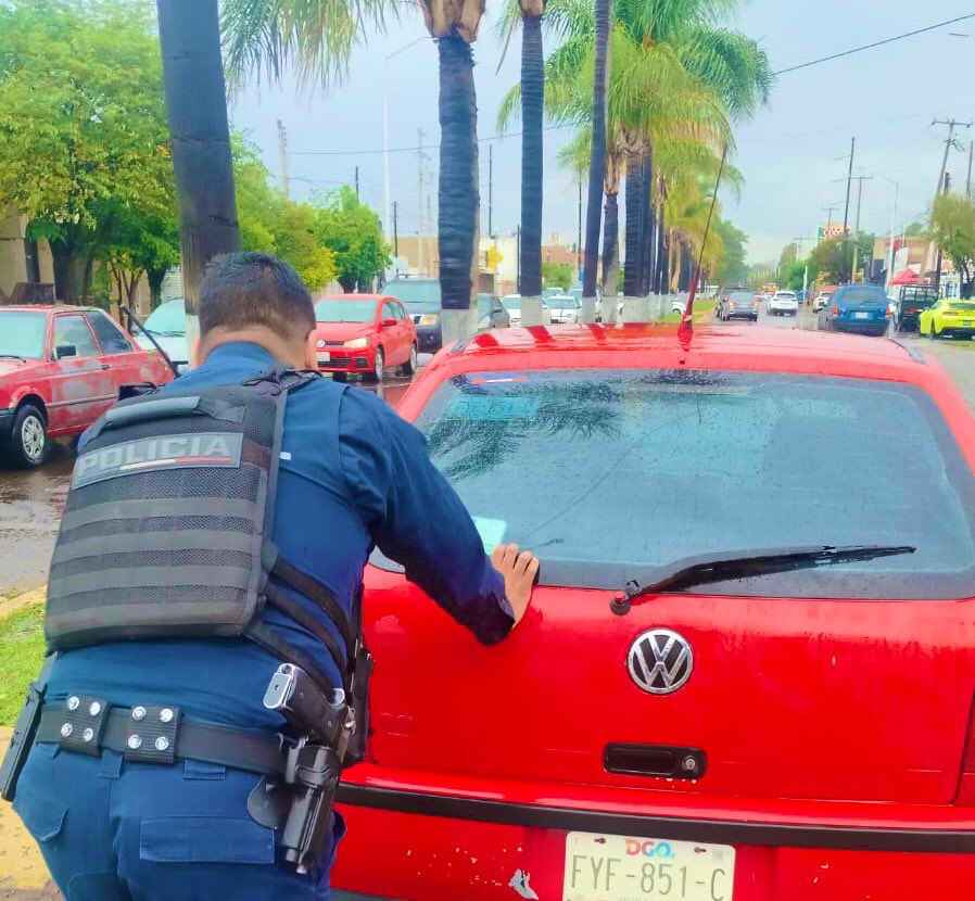 Elementos de seguridad publica brindan ayuda a las familias por temporada de lluvias