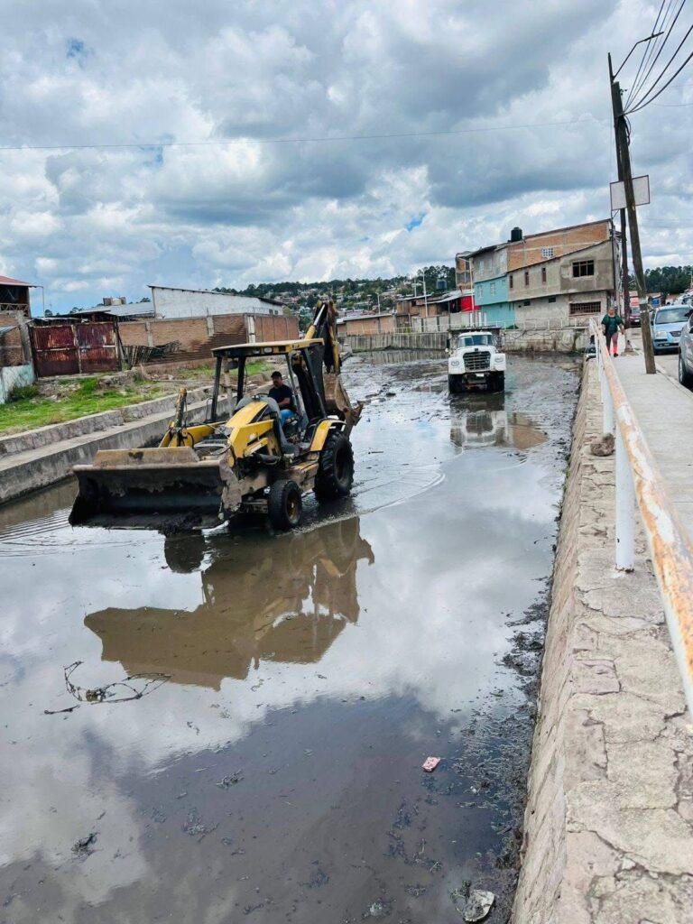 Limpian canales en El Brillante para evitar inundaciones