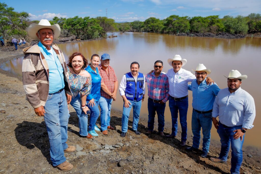 Cosechan agua y bienestar en Ceballos con bordo de abrevadero
