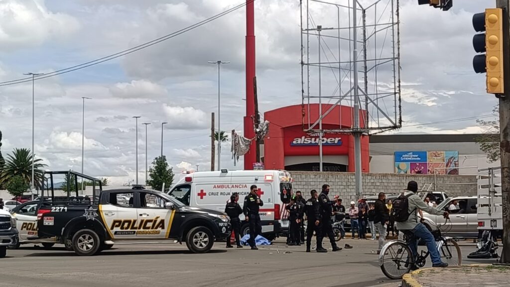 Motociclista muere al chocarlo patrulla en persecución