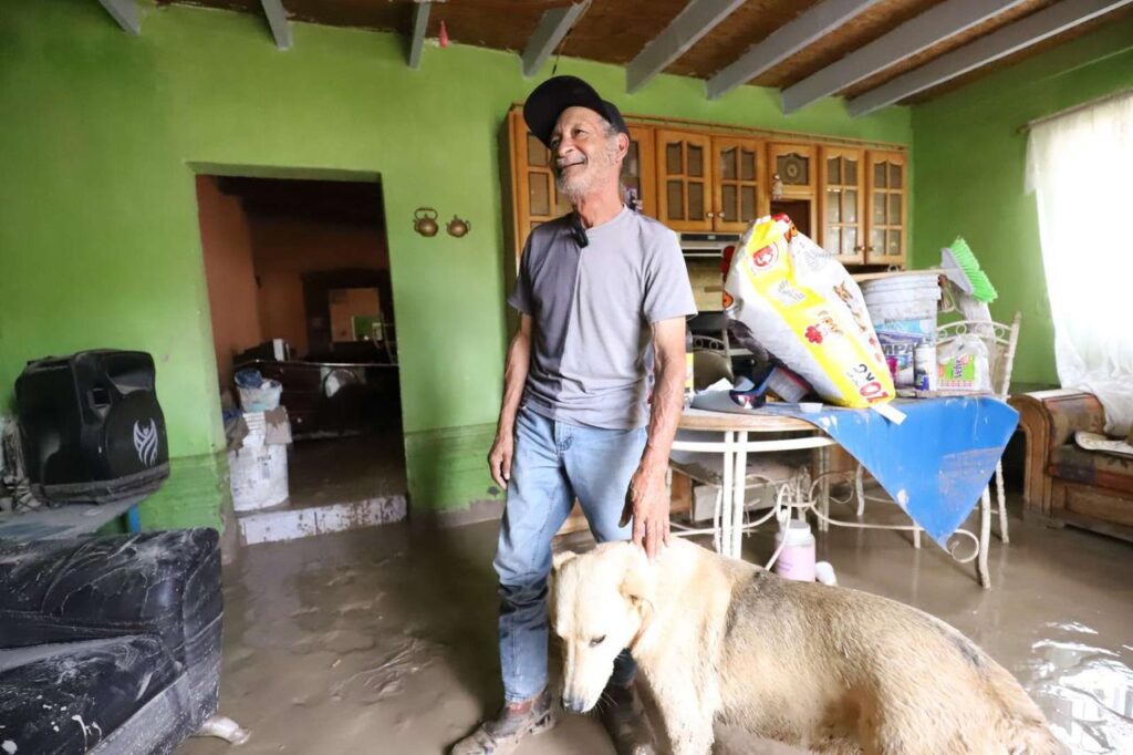 Entre el lodo y la tragedia, una perrita salvó a su dueño en Juárez