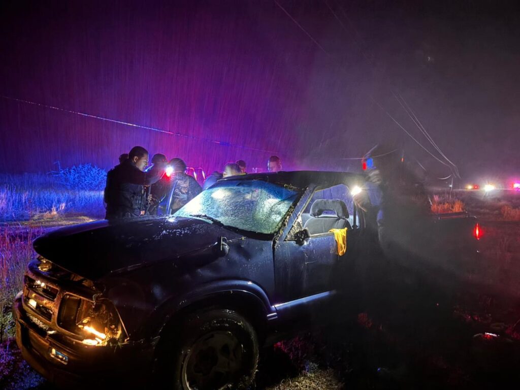 Un adulto mayor muere al volcar en camioneta