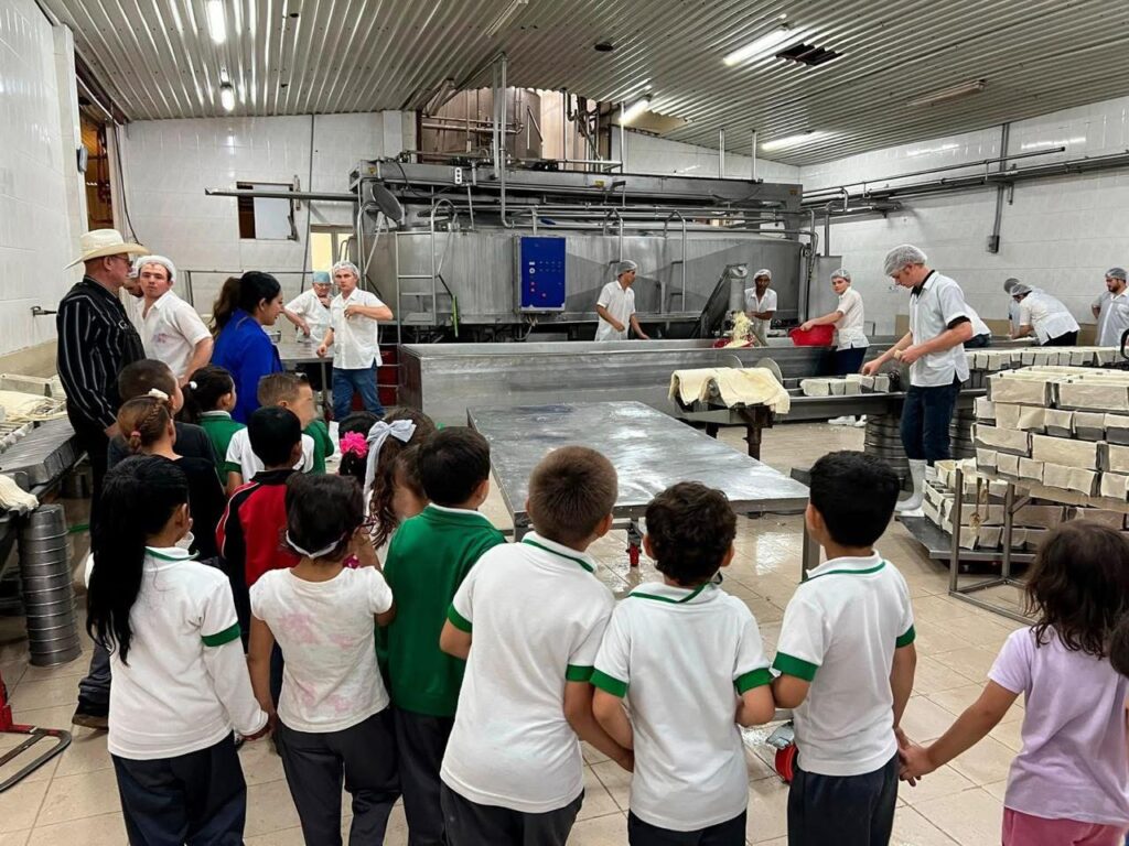 Estudiantes de Nuevo Ideal Conocen la Cultura Menonita en Visita a la Quesería